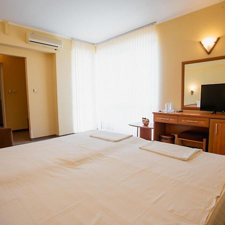 Hotel Dolphin Ravda ภายนอก รูปภาพ