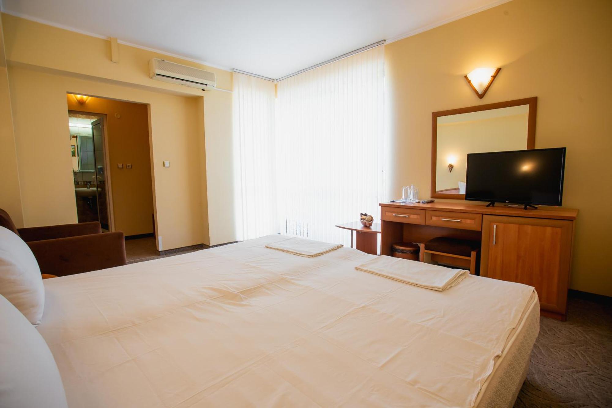 Hotel Dolphin Ravda ภายนอก รูปภาพ